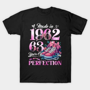 63rd Birthday Queen Made in 1962 Gifts 63 Years Old Floral T-Shirt